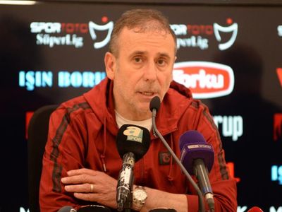 Trabzonspor'da Abdullah Avcı, Adana Demirspor galibiyetinin ardından taraftarlarının şampiyonluk için sakladıkları bayrakları çıkarmalarını istedi