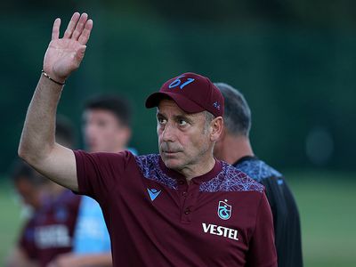 Trabzonspor'da Abdullah Avcı yeni sezon öncesi hazırlık kampında konuştu! Türkiye'nin en potansiyelli sol bek oyuncusu Eren Elmalı'yı transfer ettiklerini söyledi
