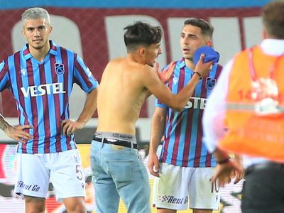 Trabzonsporlu Abdülkadir Ömür sahaya giren taraftarın kendisine gösterdiği tepki olayı ile ilgili olarak ilk kez konuştu! Yaptığı itiraflar büyük ses getirdi