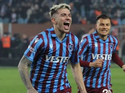 Trabzonsporlu Berat Özdemir Hull City’e mi transfer olacak? Berat Özdemir Hull City’e transferi için Acun Ilıcalı’nın Trabzonspor Başkanı Ahmet Ağaoğlu ile görüştüğünü itiraf etti