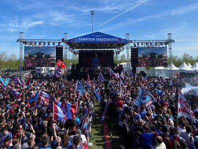 Trabzonspor'un Süper Lig şampiyonluğu İstanbul'da büyük bir coşkuyla kutlanıyor!