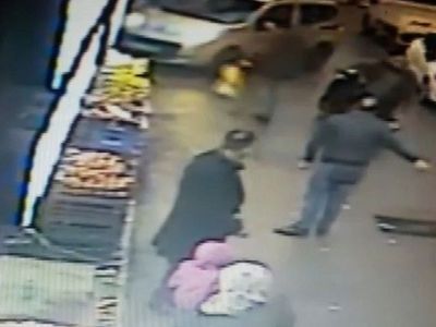 Trafikte 'lambayı açar mısın' diyen kişiye satırla saldırdı! O anlar kamerada