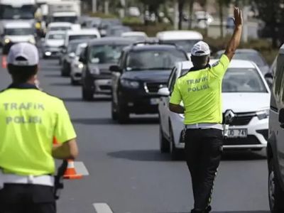 Trafikte Sert Fren! Hız Yapanın Ehliyeti Gidiyor, Saldırgana Rekor Ceza