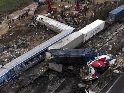 Tren kazası faciaya dönüştü: Can kaybı sayısı 57’ye yükseldi