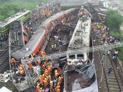 Tren kazası faciaya dönüştü: Ölü sayısı artıyor