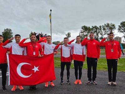 TSK Engelli Koşu Bayrak Takımı gururlandırdı: Kupayı kalıcı olarak yurda getirdiler