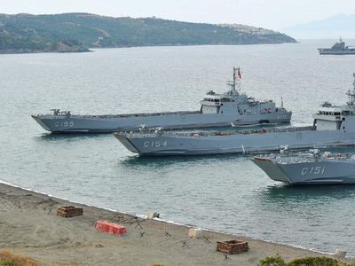 TSK’dan deprem bölgesine yeni destek: Dev çıkarma gemileri hastaneye çevrildi