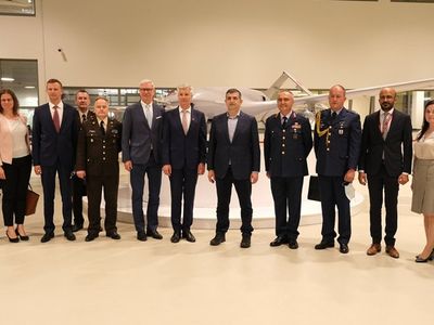 Tüm Dünyanın Gözü Kulağı SİHA'larda! O Ülkenin Savunma Bakanı Hayranlıkla İnceledi: ''Dünya Standartlarında''