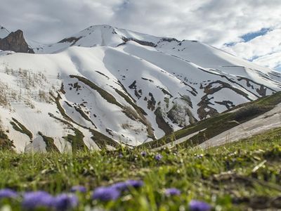 Tunceli'nin yaylalarında ilkbahar ve kış manzaraları resmen bütünleşti!