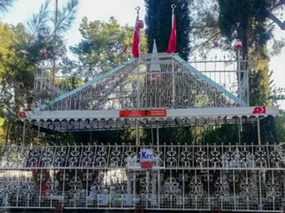 Türbe gibi mezar 'Dikkat Elektrik Dokunmayın'