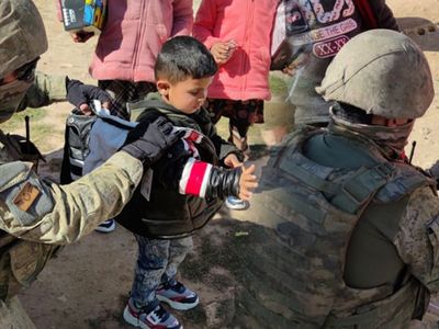 Türk Askeri Barış Pınarı Bölgesindeki Çocukları Sevindirdi