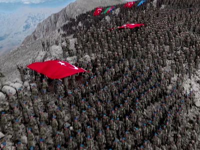 Türk Askeri Davraz Dağı'nda Komando Marşı Eşliğinde Şehitleri Andı!