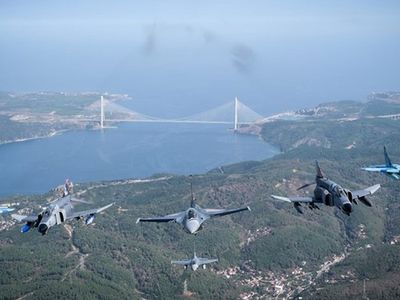 Türk Hava Kuvvetleri'nden İstanbul Semalarında Nefes Kesen Uçuş!