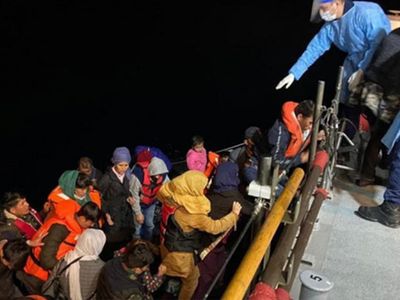 Türk Karasularına İtilen 56 Düzensiz Göçmen Kurtarıldı