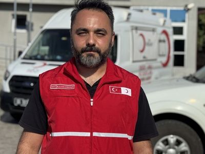 Türk Kızılay Sındırgı'da Depremzedelere Üç Öğün Yemek Dağıtıyor