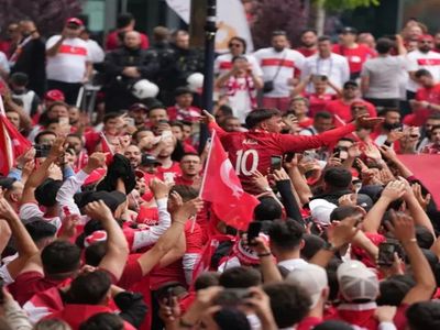 Türk Taraftarlar Dortmund Sokaklarında! Sokaklar Kırmızı Beyaz!