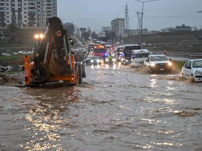 Türkiye sağanak yağış ve fırtınaya teslim olacak: Meteoroloji bölge bölge açıkladı