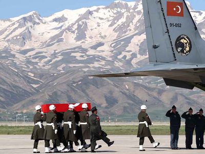 Türkiye şehitlerini uğurluyor: Pençe-Kilit Operasyonu'nda şehit düşen 5 askerin naaşı Hakkari'de düzenlenen törenle memleketlerine gönderildi