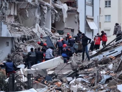 Türkiye tarihinin en şiddetli depremlerine uyandı: Arama ve kurtarma çalışmaları sürüyor