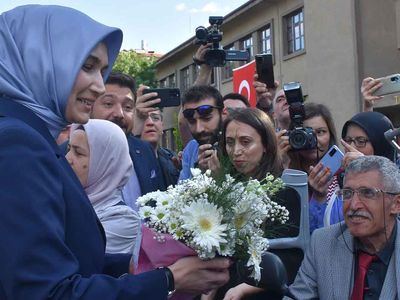 Türkiye tarihinin ilk başörtülü valisi: Kübra Güran Yiğitbaşı, Afyonkarahisar'da görevine başladı!