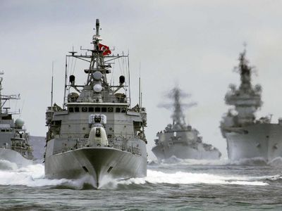 Türkiye, Yunan Bakan’ın küstah tehdidi sonrası harekete geçti: Çok sayıda savaş gemisi Ege’ye gönderildi