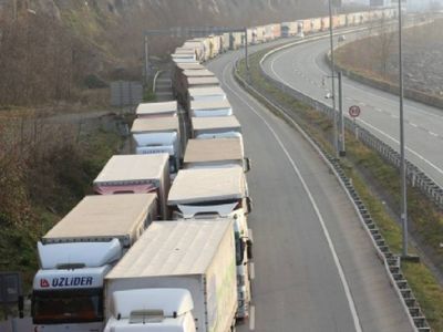 Türkiye'deki ticaretin akışı etkilendi: Türk TIR'ları Hamzabeyli'de uzun bekleyişte