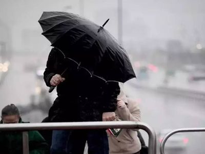 Türkiye’nin dört bir yanı fırtınaya teslim oldu: Çatılar havada uçuştu vatandaşlar ayakta duramadı