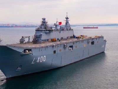 Türkiye'nin gururu: Çok Maksatlı Amfibi Gemi LHD ANADOLU'ya Türk bayrağı çekildi!