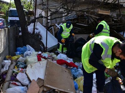 Tuzla’da 16 Tonluk Çöpün Olduğu Eve Ekipler Müdahale Etti