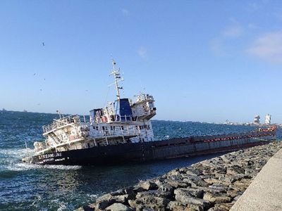 Tuzla'da Bir Gemi Karaya Oturdu