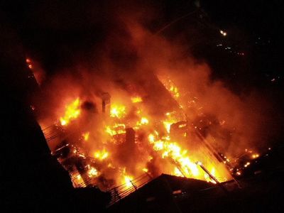 Tuzla'da Korkutan Fabrika Yangını: 3 Buçuk Saat Sonra Kontrol Altına Alındı!