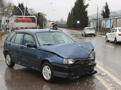 U Dönüşü Yaparken Kazaya Sebep Oldu: 3 Yaralı