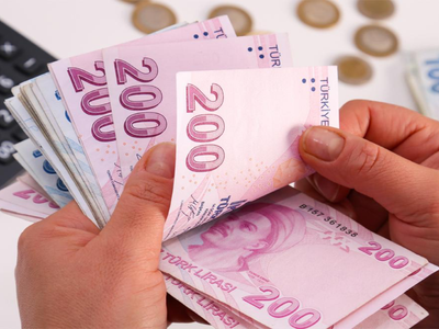 Üç banka peş peşe emekliye 50.000 TL verecek! ATM’ye giden parasını çekiyor