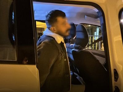 Üçüncü Kez Alkollü Yakalanmamak İçin Polisin Üzerine Araç Sürdü