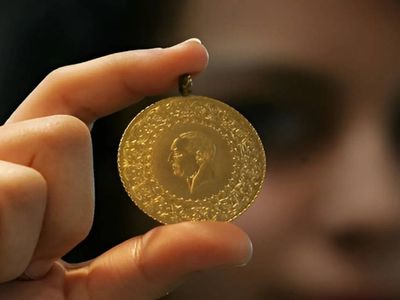 Ucuz çeyrek altını duyan koştu: İndirimli altın kuyruğu metrelerce uzadı