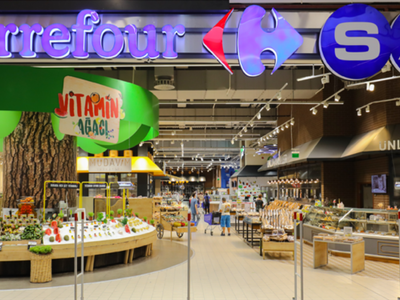 Ucuza ayçiçek yağı almak isteyen koştur koştur Carrefoursa marketlere gidiyor! Market önünde izdiham yaşanıyor