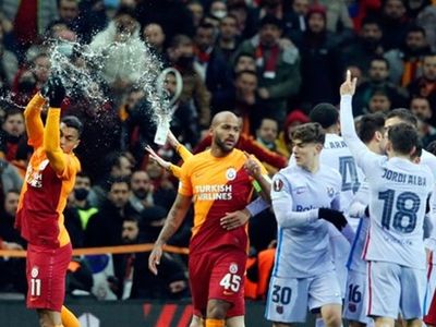 UEFA, Galatasaray'ın Avrupa Ligi'nde Barcelona ile oynadığı maçta yaşanan olaylara ceza kesti!