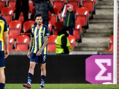 UEFA'dan Fenerbahçe'ye, Slavia Prag maçındaki olaylar nedeniyle para cezası geldi!