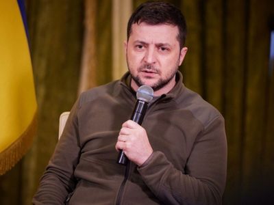 Ukrayna Devlet Başkanı Vladimir Zelenskiy ile özdeşleşen polar 90 bin sterline satıldı!