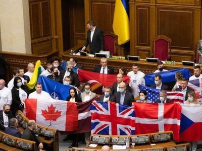 Ukrayna Meclisinde Milletvekilleri Kendilerine Destek Veren Ülkelerin Bayraklarını Açtı!