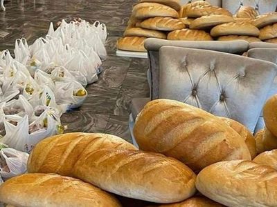Ukrayna'da Azeri iş insanı halka ücretsiz ekmek ve yiyecek dağıttı! 'Türk her yerde Türk'