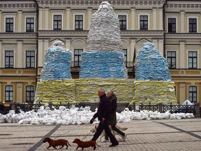 Ukrayna'da bulunan Kiev Prensesi Olga’nın heykeli kum torbalarıyla kapatılarak korumaya alındı