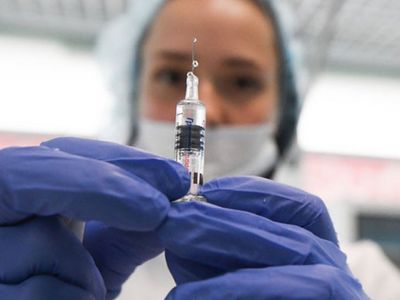 Ukrayna’da İlk Kovid-19 Aşısı Bir Doktora Yapıldı!