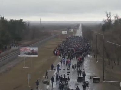 Ukrayna'da siviller anayolu kapattı: Rus askeri konvoyuna karşı barikat kuruldu!