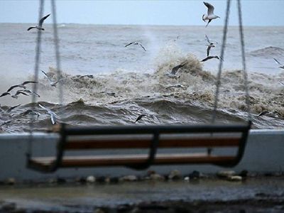 Ulaşıma fırtına engeli: Çok sayıda deniz seferi iptal edildi
