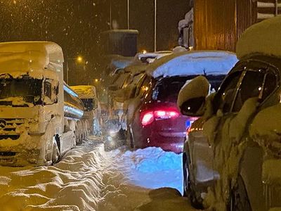 Ulaşıma Kar Engeli! Bolu Dağı Tünelinde Yüzlerce Araç Kara Gömüldü