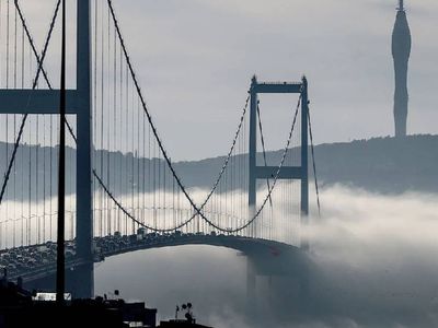 Ulaşımda aksamalar var: İstanbul yoğun sis altında
