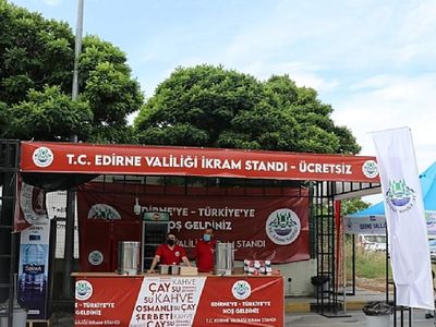 Ülkelerine dönen gurbetçiler Kapıkule'de ikramlarla karşılandı!
