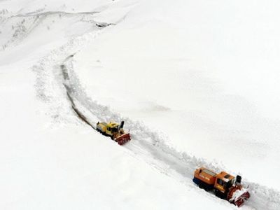 Muş'ta görenleri hayrete düşüren olay: 8 metre kar! Ülkemizin bir yanı bahar, bir yanı kar