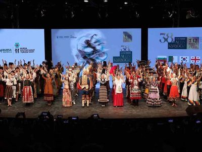Uluslararası Altın Karagöz halk dansları yarışması Bursa’da başladı